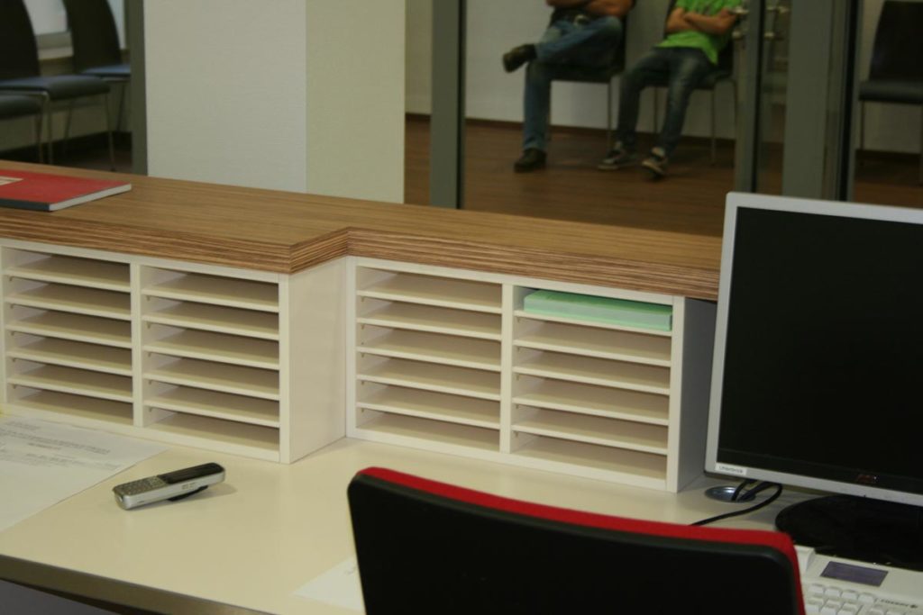 Krankenhaus-Arzt-Empfang-Anmeldung-Rezeption-Moebel - Möbelwerk